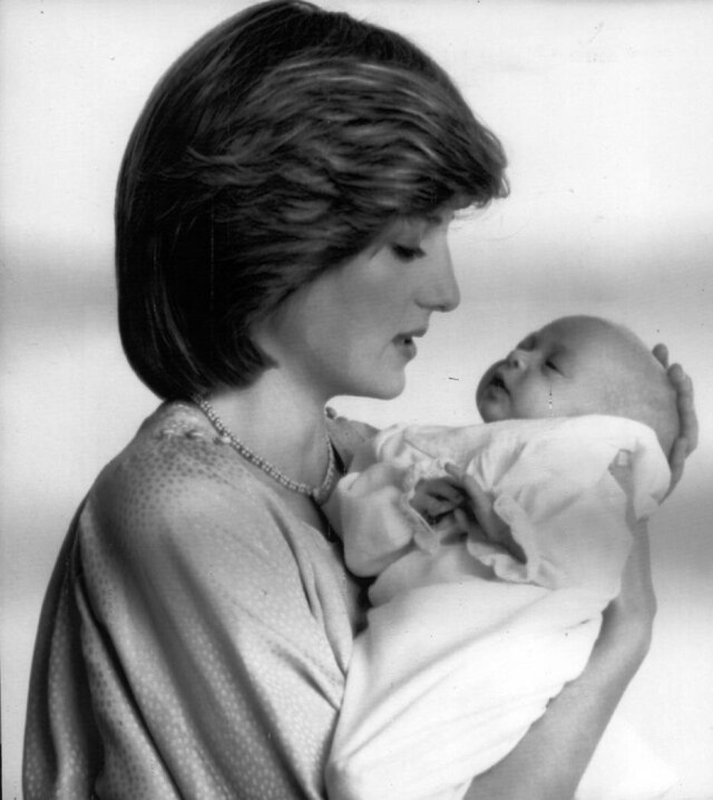 UPI A Princesa Diana com o filho, Príncipe de Gales, William Arthur Louis, em julho de 1982.