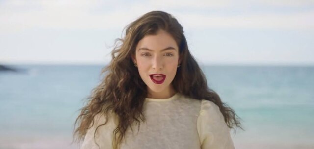 YouTube/ @Lorde Lorde no clipe do seu último lançamento: ‘Secrets from a Girl’.