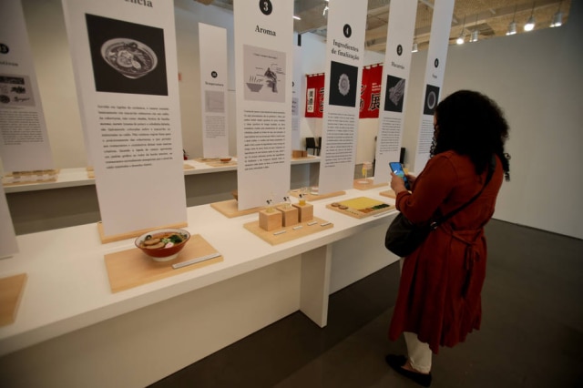 フェリペ・ラウ 展示では、料理の準備における料理の影響を説明しています。