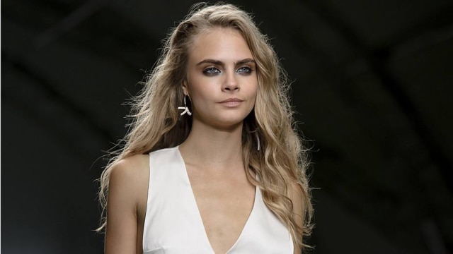 AP Embora muitas atrizes como Lily Collins e Keira Knightley exibam sobrancelhas invejáveis, a que tantas mulheres cobiçam é a da it-model Cara Delevingne