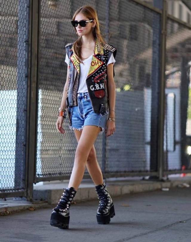 Reprodução/ Instagram A blogueira internacional Chiara Ferragni em seu primeiro look do dia: botas Alexander Wnag, Shorts Levi's vintage, Colete What Goes Around e óculos Céline
