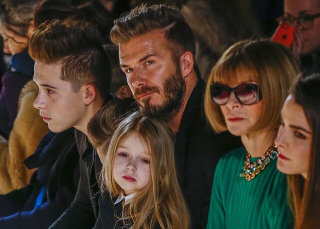 REUTERS/Lucas Jackson Ao lado da editora da Vogue Anna Wintour, no desfile da coleção de outono/inverno 2015 de Victoria Beckham, na Semana de Moda de Nova York