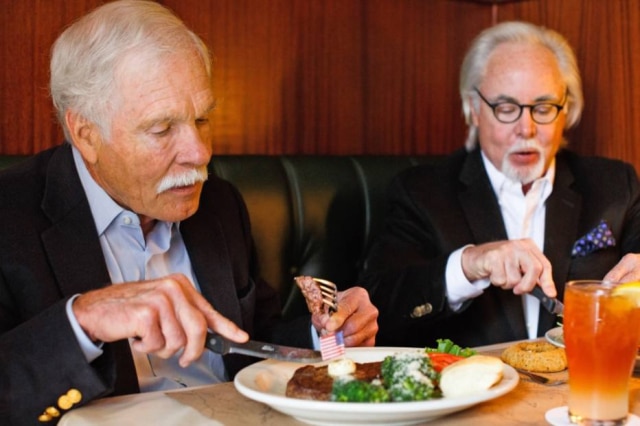 O empresário Ted Turner e o restaurateur George McKerrow Jr.