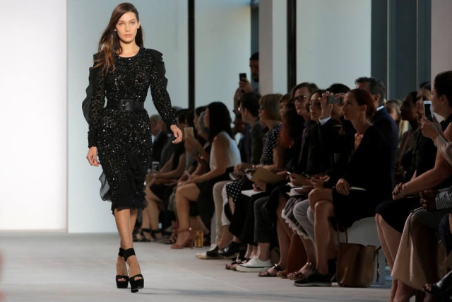 REUTERS/Andrew Kelly Bella Hadid na passarela da Michael Kors.
