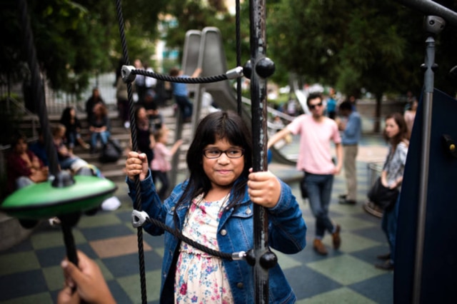Hilary Swift / The New York Times Para Sarai, o vídeo se tornou um filme caseiro no modo de repetição. "Minha mãe está sempre conferindo-o", disse Sarai. "Meu pai fica ouvindo enquanto lava roupas".