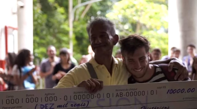 Reprodução YouTube André Naveiro que iniciou a campanha e o vendedor de bolos