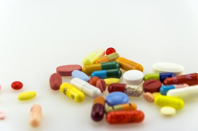 Emilian Danaila/Pixabay Desde 2013, medicações de referência, genéricos e similares precisam comprovar terem os mesmos efeitos e composição química para chegarem ao mercado.