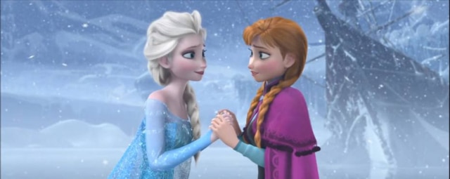 Reprodução de cena de 'Frozen: uma aventura congelante' (2013)/Disney Anna e Elsa em cena de 'Frozen: Uma Aventura Congelante': no roteiro inicial, personagens não eram irmãs.