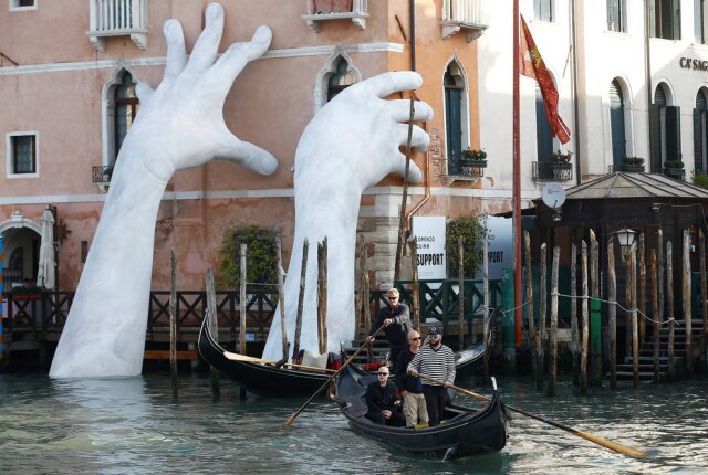 REUTERS/Stefano Rellandini Obra de Lorenzo Quinn, no Grande Canal de Veneza.