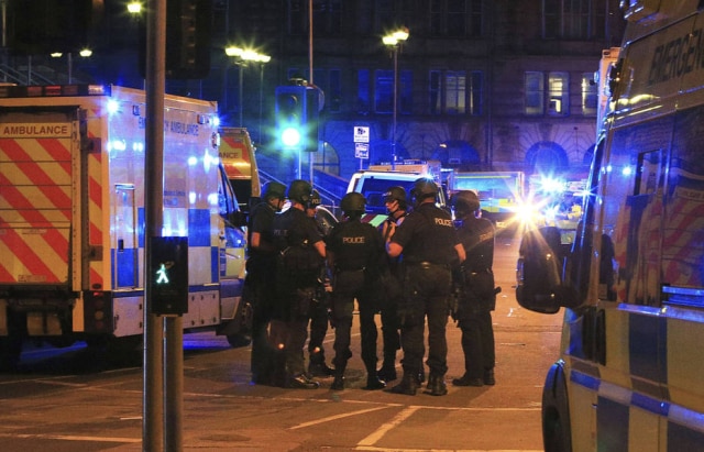 Peter Byrne/PA via AP Polícia na área da arena onde houve a explosão em Manchester