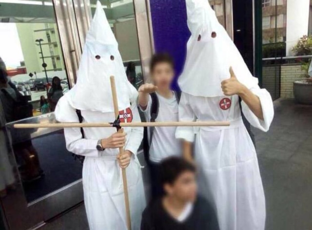 Facebook.com/vandecax Estudantes se vestem como membros de sociedade racista e fazem saudação característica do nazismo.