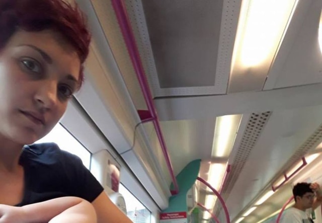 facebook.com/bryony.wildflower Após ninguém ceder assento em trem, mulher faz desabafo: 'Fui obrigada a amamentar minha filha em pé'.
