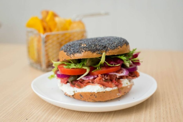 Tiago Queiroz/Estadão Bagel de papoula com salmão defumado, cream cheese, tomate e cebola roxa.