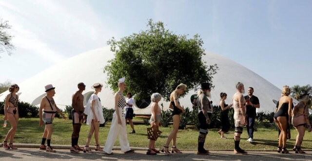 REUTERS/Paulo Whitaker Inspirado nos anos 1920, Ronaldo Fraga questiona o culto ao corpo perfeito na moda praia brasileira