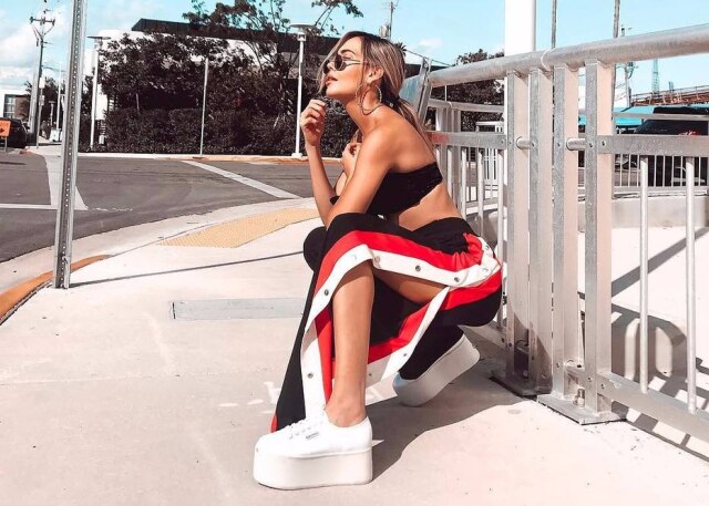 Instagram/ @imnotsorrydarlingSeguir Blogueira Carolina Lindo apostou na tendência com um tênis flatform e um top preto