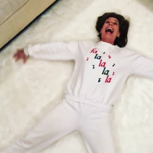 Instagram/@libbfitFollow Mulher queria fazer um 'anjo de neve' na sala de casa para publicar no Instagram, e seu marido ajudou a realizar o desejo dela.