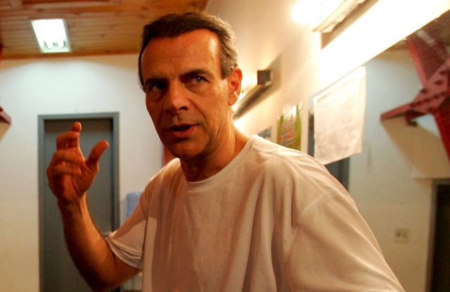 Sebastião Moreira / Estadão Ator Mario Gomes no camarim da peça 'As mentiras que os homens contam', no teatro Ruth Escobar, em 2004