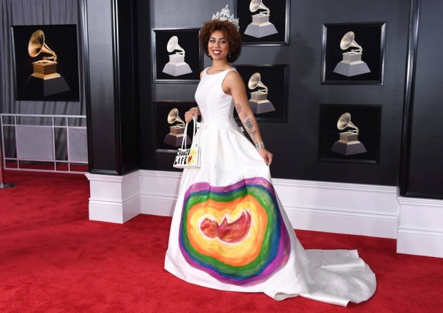 Angela Weiss/AFP Photo Cantora Joy Villa usa vestido de manifesto contra o aborto.