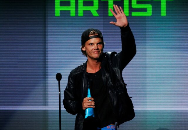 REUTERS/Lucy Nicholson DJ Avicii recebe prêmio de artista favorito de EDM no American Music Awards, em Los Angeles.