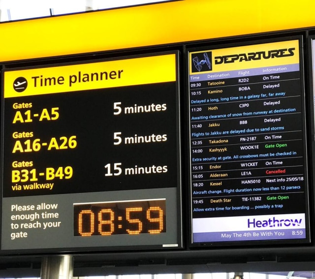 Twitter/@HeathrowAirport Para comemorar o Star Wars Day, o aeroporto de Londres fez um painel com voos fictícios para planetas da franquia