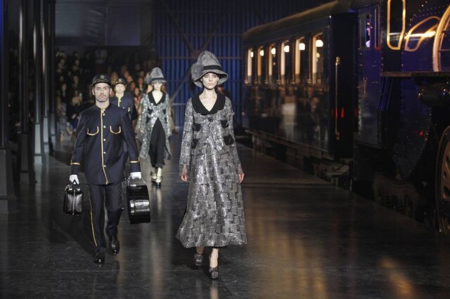Benoit Tessier/ Reuters Uma das grandiosas apresentações dos áureos tempos de Marc Jacobs na Louis Vuitton, a do outono-inverno 2012-2013 teve até um trem na cenografia