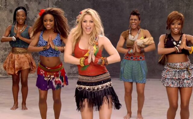 YouTube / @shakiraVEVO Shakira em cena do clipe 'Waka Waka', tema da Copa do Mundo de 2010, na África do Sul.