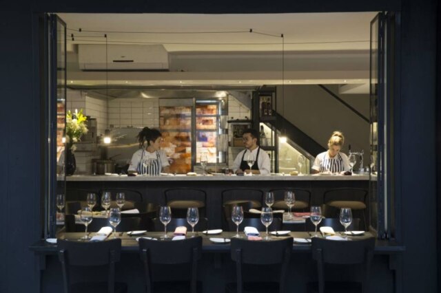 Ambrosia Bistro O balcão, bem em frente aos cozinheiros, é o melhor lugar na casa