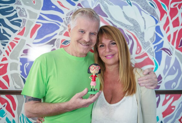 Claudio Pepper / Divulgação Miguel Falabella e Suppa, segurando miniatura da personagem Charlotte.