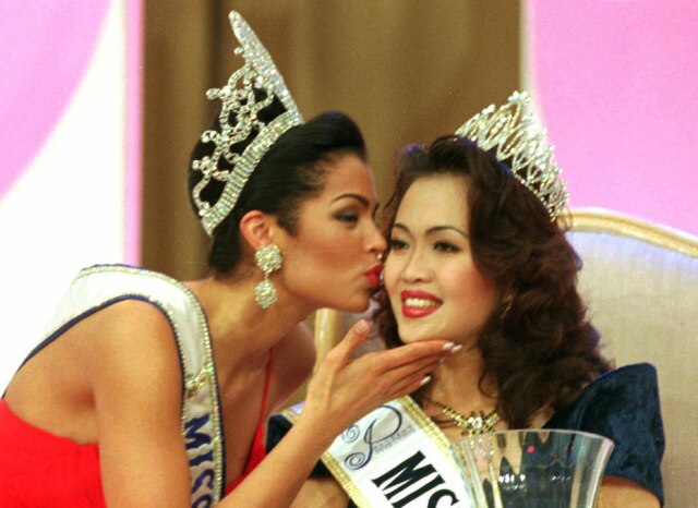 C. F. Tham / AP Photo Chelsi Smith, à esquerda, beija Adeline Ong Siew Fong, eleita Miss Malásia em 1996.