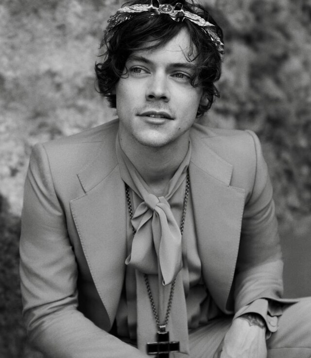 Glen Luchford/Gucci Harry Styles posa com filhotes de cabra e porquinhos na campanha