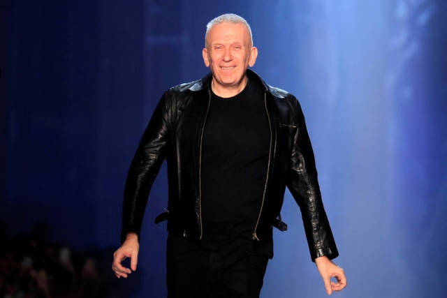 Gonzalo Fuentes/Reuters O estilista Jean Paul Gaultier recebe os aplausos ao fim do seu desfile de alta-costura, em Paris