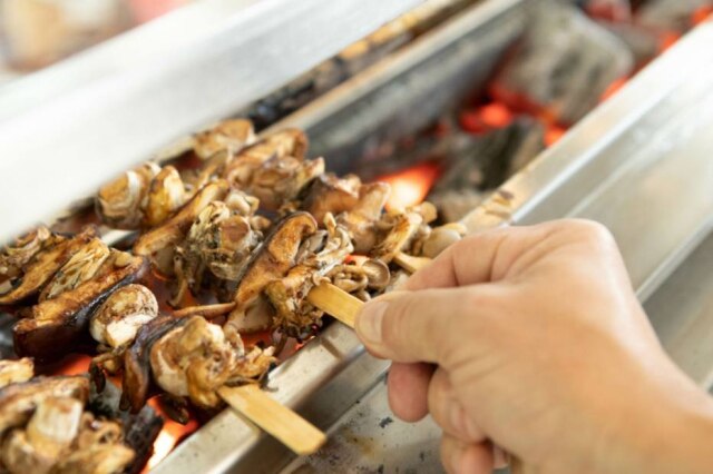 Daniel Teixeira|Estadão Espetinhos são assados em churrasqueira Josper trazida da Espanha