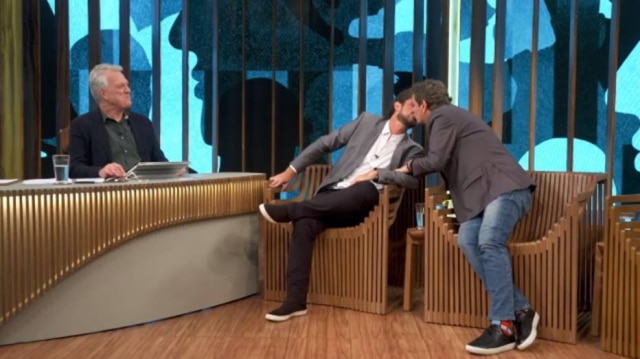 Reprodução de 'Conversa com Bial' (2019) / Globo Felipe Andreoli ganha 'selinho' de seu pai, Luiz Andreoli, no 'Conversa com Bial'