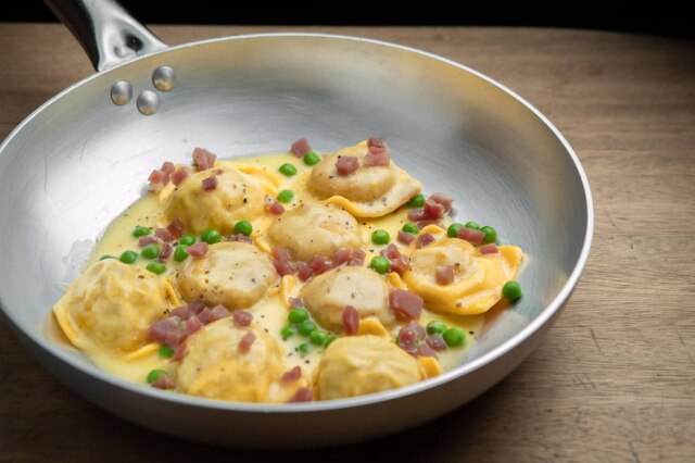 Daniel Teixeira/Estadão Tortelli de carne com molho de creme de leite, ervilha e presunto.