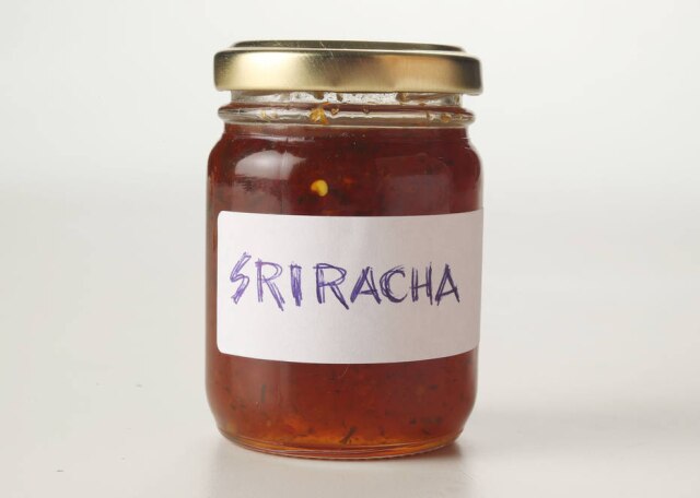 Sriracha é um molho tailandês feito à base de pimenta, alho, gengibre e vinagre.