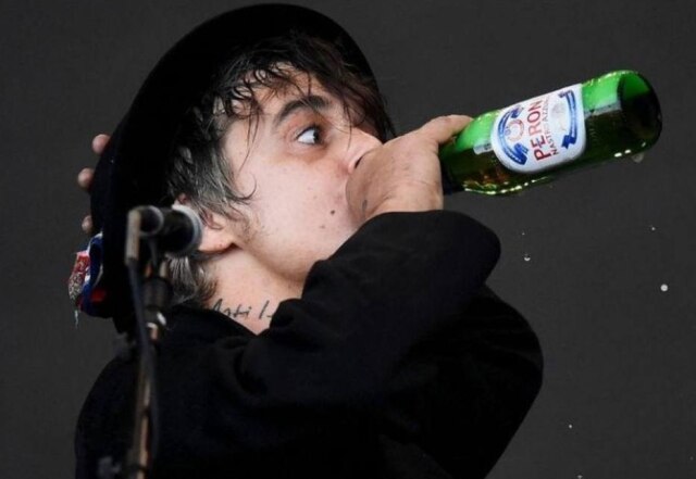 REUTERS/Dylan Martinez Pete Doherty durante show no Festival de Glastonburry, no Reino Unido.
