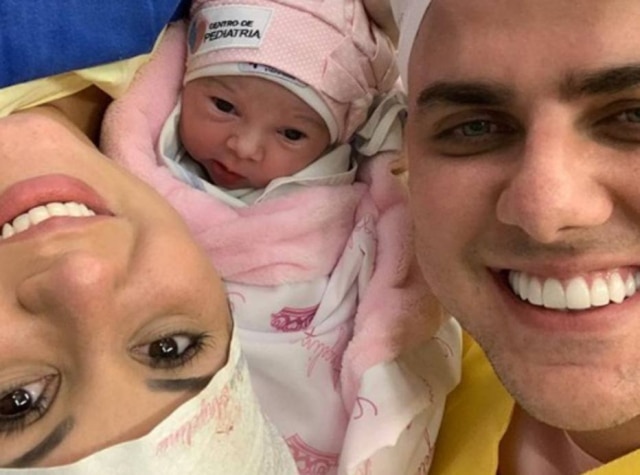 Instagram / @zenetoecristiano Zé Neto ao lado de sua esposa e sua filha recém-nascida, Angelina