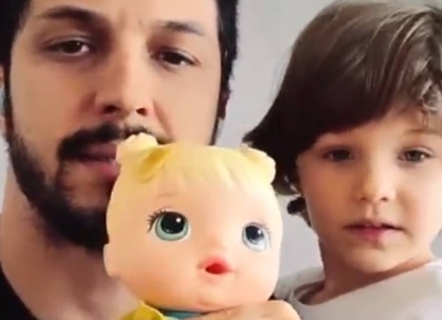 Instagram / @romuloestrela Romulo Estrela mostra a boneca de seu filho, Theo