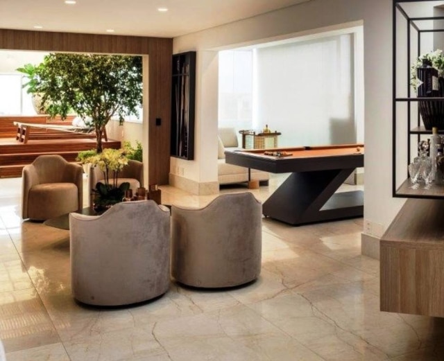 Rômulo Fialdini Living revestido com placas de porcelanato grande formato, reproduzindo textura e brilho do mármore polido. Projeto Denise Barreto
