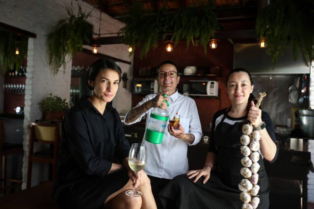Felipe Rau/Estadão Giro espanhol. As sommlières Cassia Campos e Daniela Bravin, com a chef consultora Ligia Karazawa