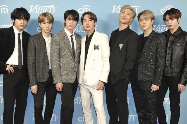 Richard Shotwell/Invision/AP Integrantes do grupo k-pop BTS, que lançaram a versão natalina de 'Butter'