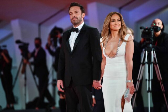 Filippo Monteforte/AFP A atriz e cantora Jennifer Lopez e o ator Ben Affleck chegam à 78ª edição do Festival de Cinema de Veneza.