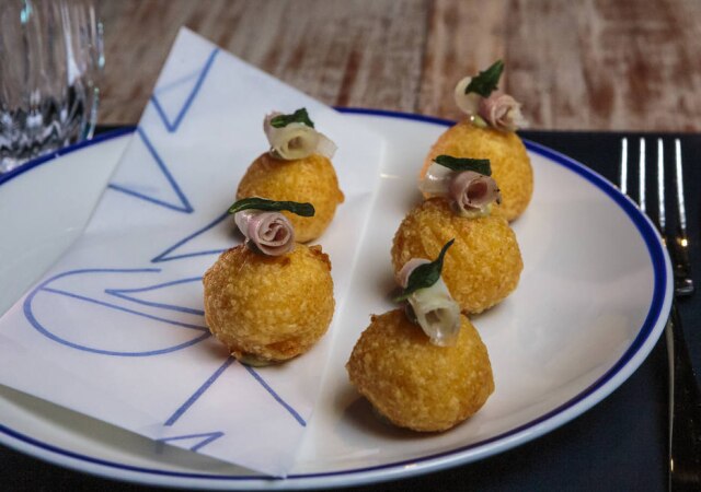 Taba Benedicto/Estadão Arancini de polenta: bolinhos com a crosta delicada são recheados com queijo taleggio derretido.