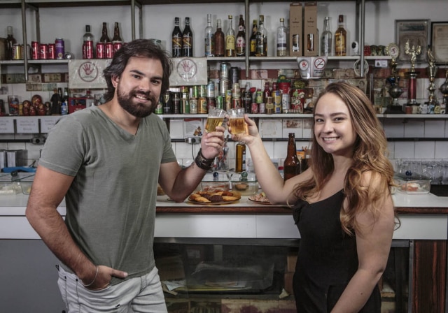 Taba Benedicto/Estadão Giovanna Perrone e Rodrigo Aguiar, do Casa Rios, no Bar do Luiz Nozoie.