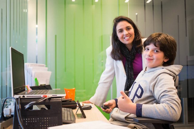 Tiago Queiroz A advogada Carla Borges Bertin e o filho Gabriel, de 11 anos de idade, diagnosticado com TEA desde os 3.