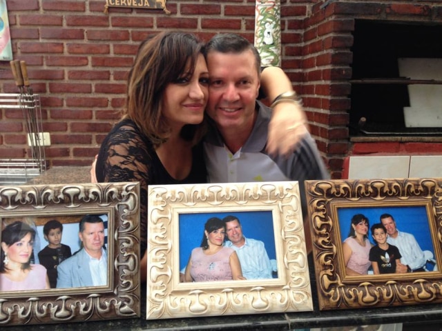 Arquivo pessoal Sandra casou-se aos 21, mas nunca fora feliz no relacionamento. “Não havia vida, era insosso”, conta. Depois de separar-se, em abril de 2012, passou vários meses sozinha. Estava resignada a continuar assim, sem ninguém, até que sua mãe insistiu para que ela entrasse num site de encontros, "só para gente da sua idade". Entrou. Depois de vetar um primeiro candidato - "imaturo demais" - recebeu novas mensagens. "Vi que tinha um jeito de escrever parecido comigo, que era decente, respeitador e sem nenhum traço de vulgaridade", diz ela. “Quando conversamos por telefone falamos demais, como se já nos conhecêssemos há anos. Ficamos três horas no telefone, falando de vida, de trabalho, de filhos”, relembra Diogo. Os dois se casaram.