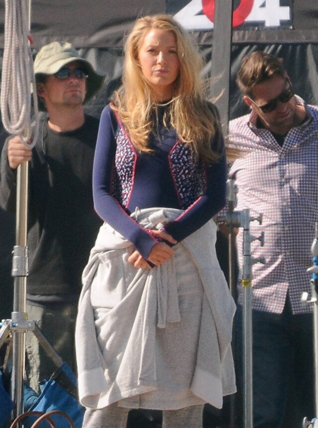 REPRODUÇÃO/VASQUEZ/FAMEFLYNET PICTURES Blake Lively aparece escondendo a barriga em gravações de seu novo filme (Reprodução/Vasquez/Fameflynet)