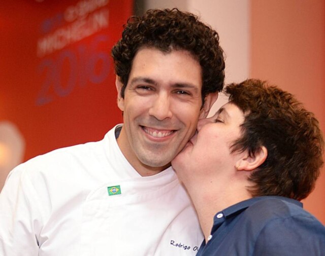 Ari Kaye|Divulgação Rodrigo Oliveira, que subiu uma posição no Michelin, ganha beijo de Roberta Sudbrack