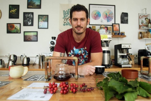 Felipe Rau|Estadão Felipe Croce torra grãos que vende em blends ou varietais