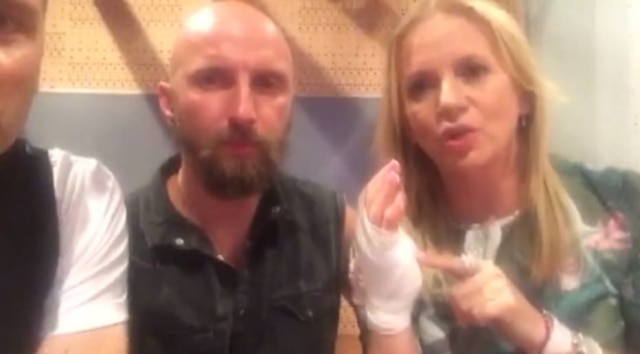 Reprodução Marzena publicou um vídeo em seu Facebook, mostrando sua mão enfaixada e avisando que estava tudo bem.